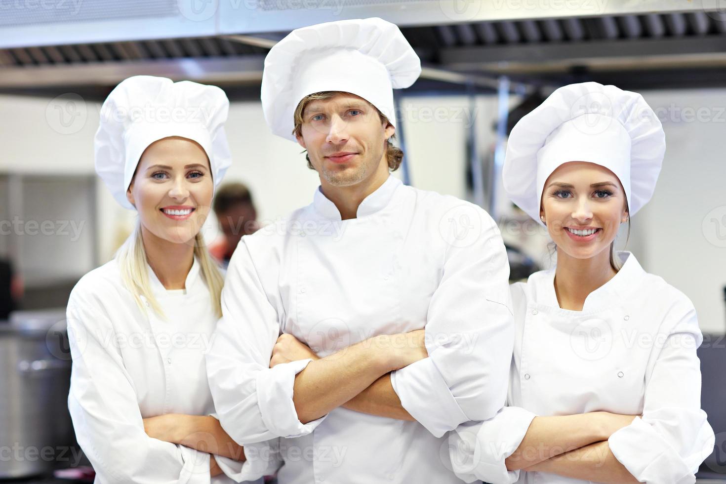 chefs occupés au travail dans la cuisine du restaurant photo