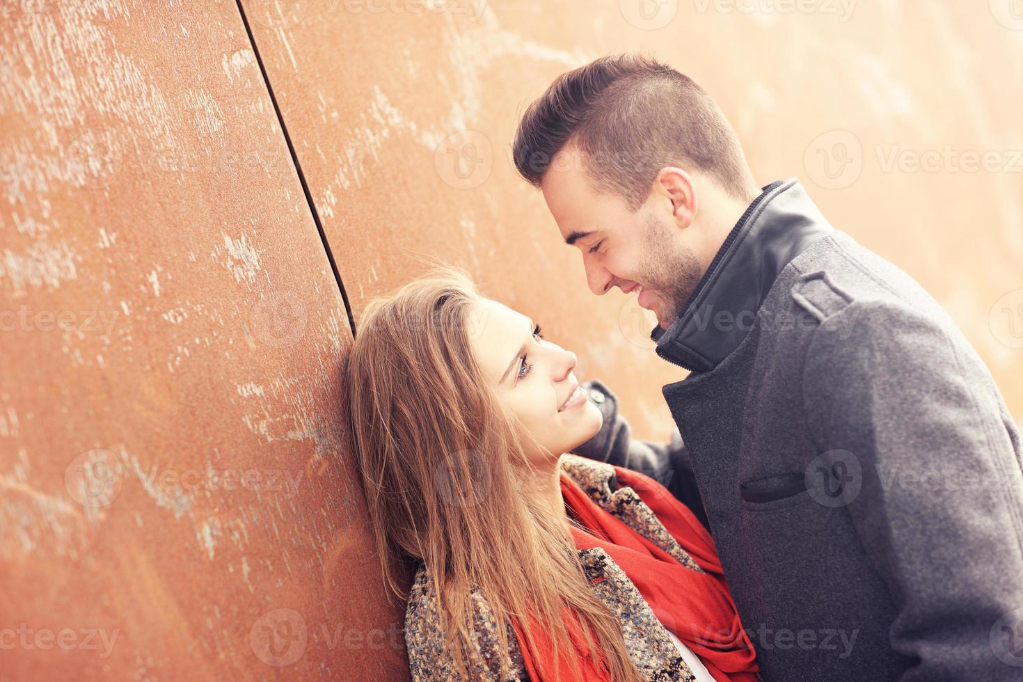 couple romantique à un rendez-vous d'automne photo