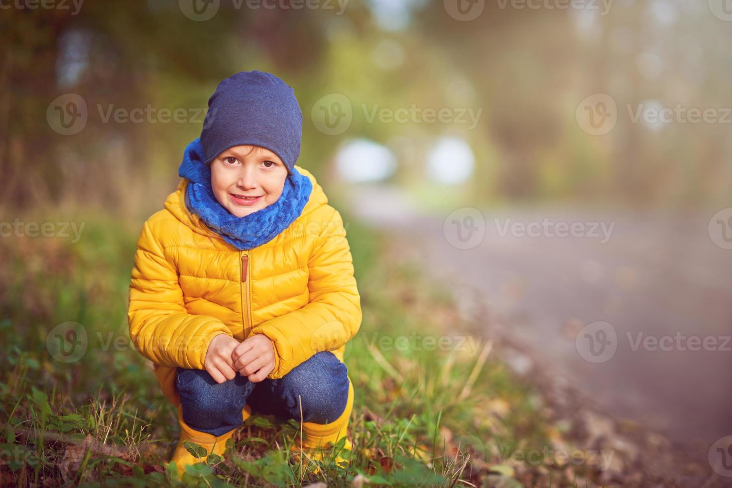 heureux enfant garçon jouant dehors en automne photo