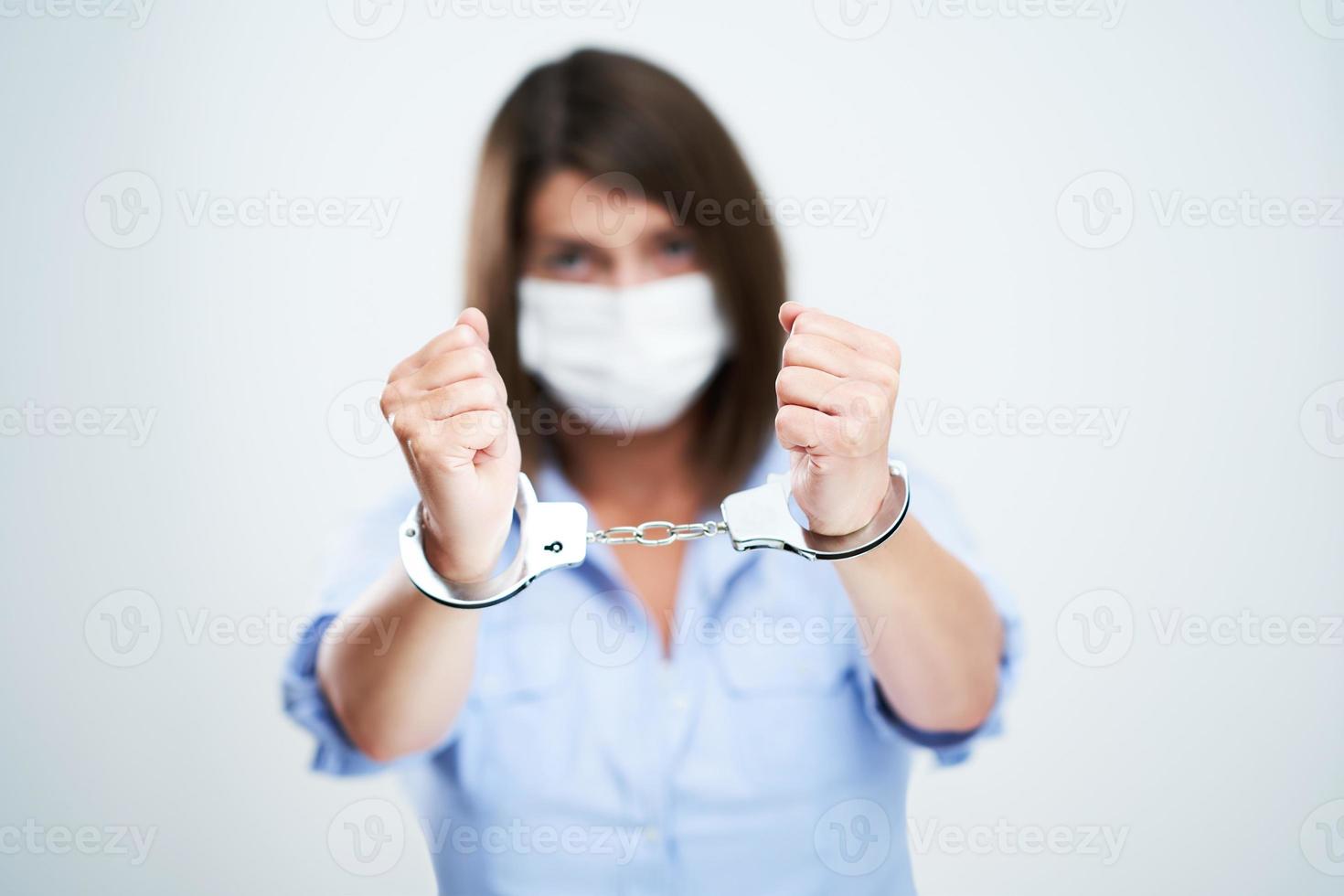 jolie femme portant un masque de protection isolé sur fond blanc photo