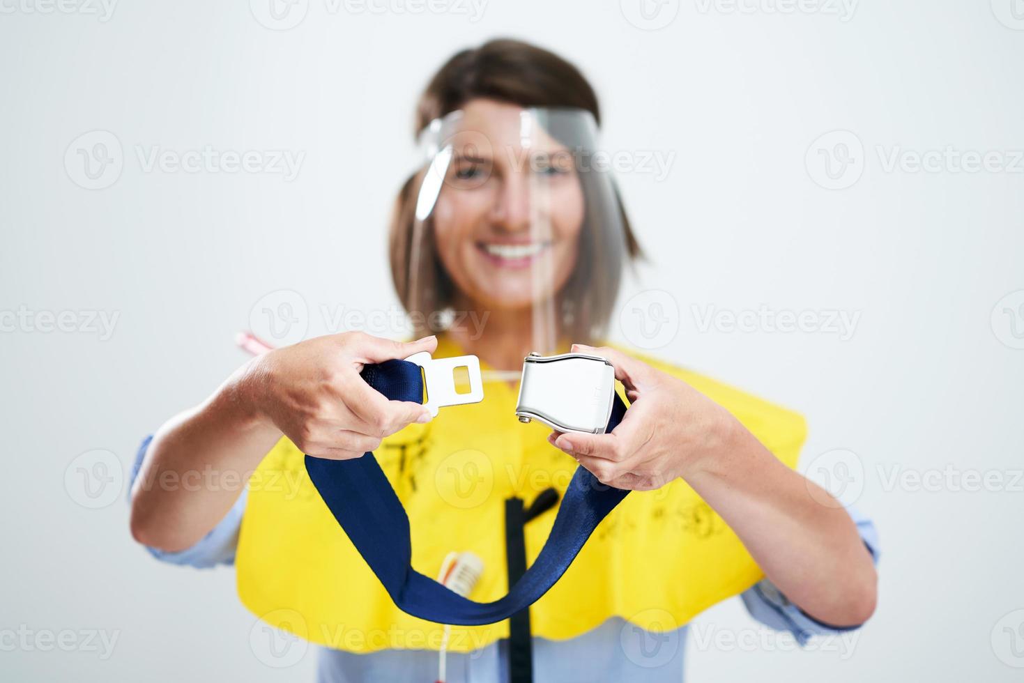 hôtesse de l'air portant un masque de protection isolé sur fond blanc photo