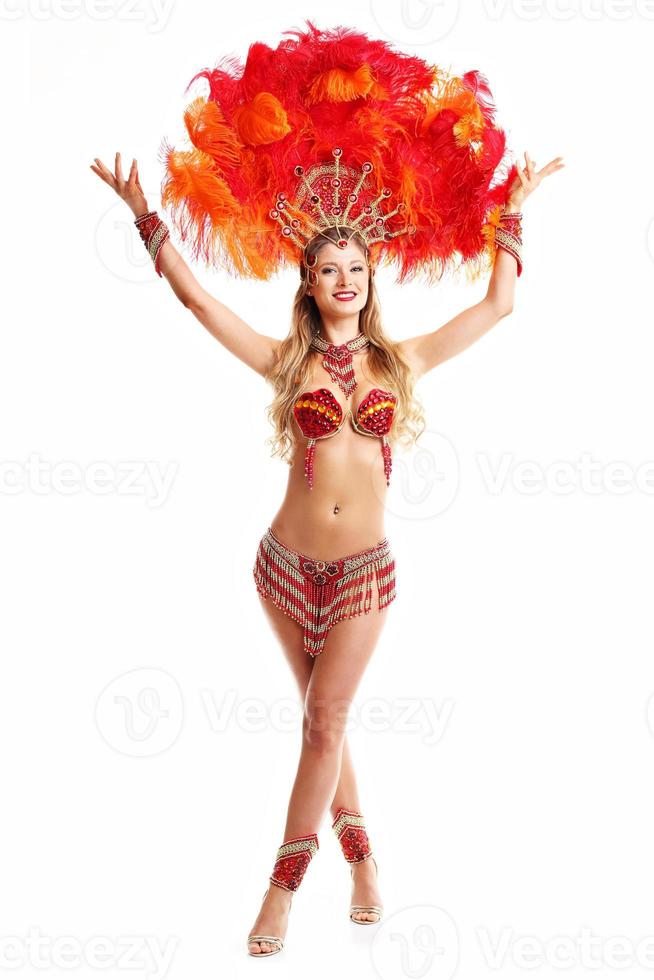 femme brésilienne posant en costume de samba sur fond blanc photo