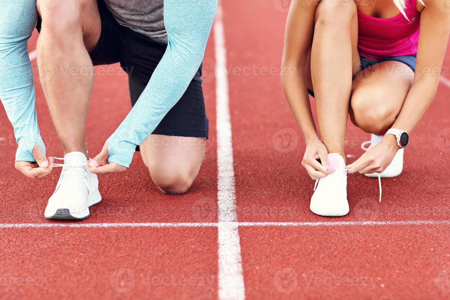 homme et femme faisant la course sur une piste extérieure photo