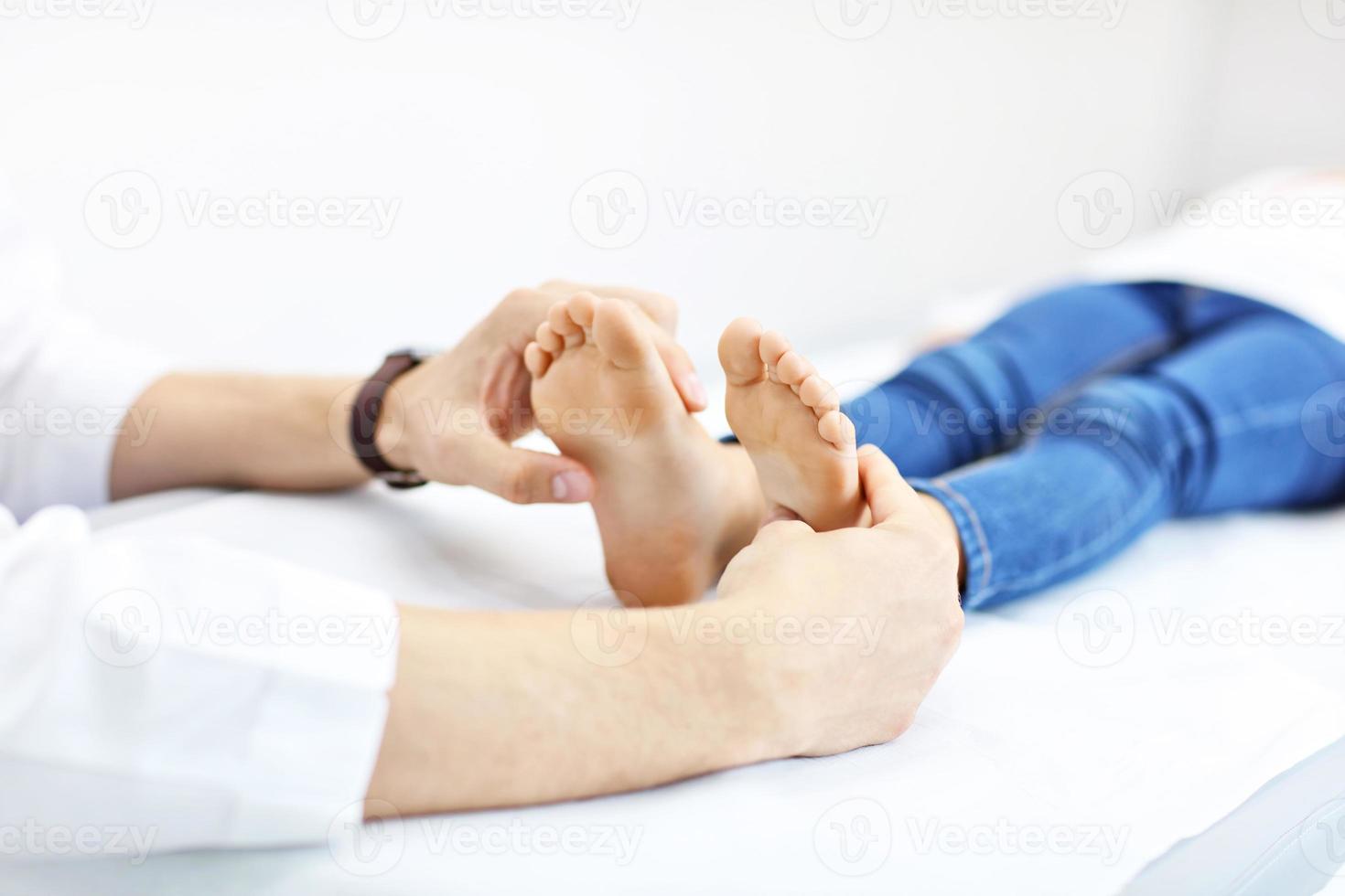 petite fille en clinique ayant un bilan de santé avec un orthopédiste photo