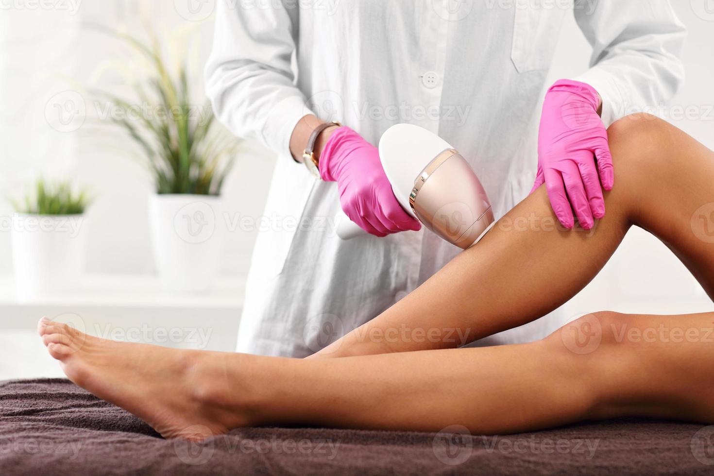 femme adulte ayant l'épilation au laser dans un salon de beauté professionnel photo