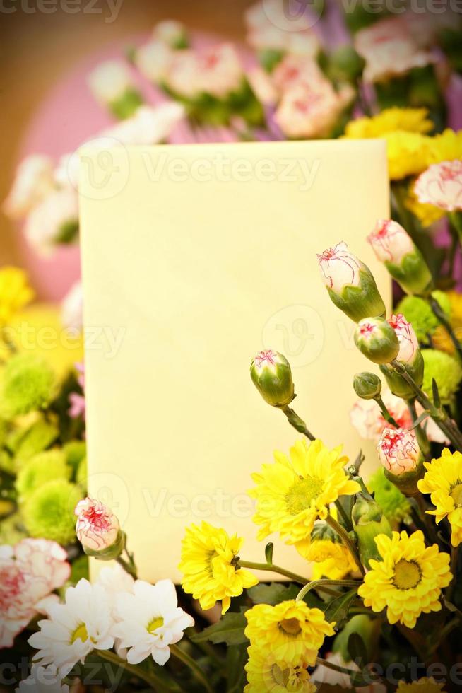 carte vierge avec des fleurs photo