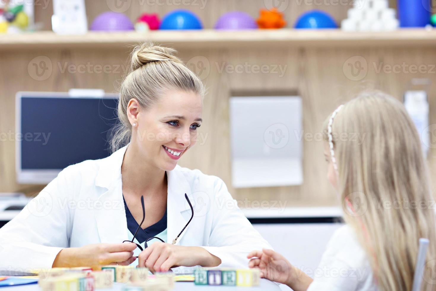 psychologue pour enfants travaillant avec une jeune fille au bureau photo