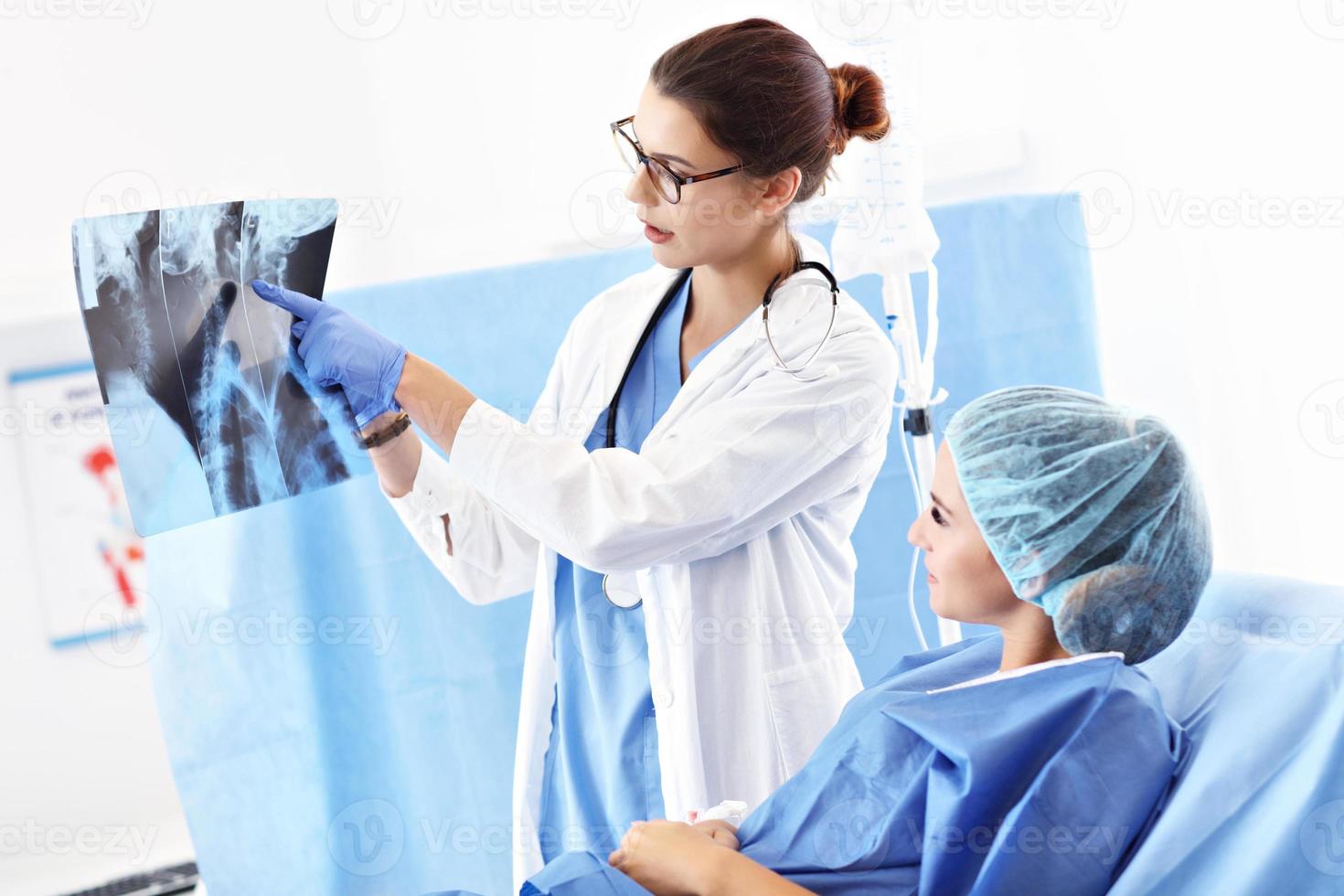 femme médecin prenant soin d'un patient à l'hôpital photo