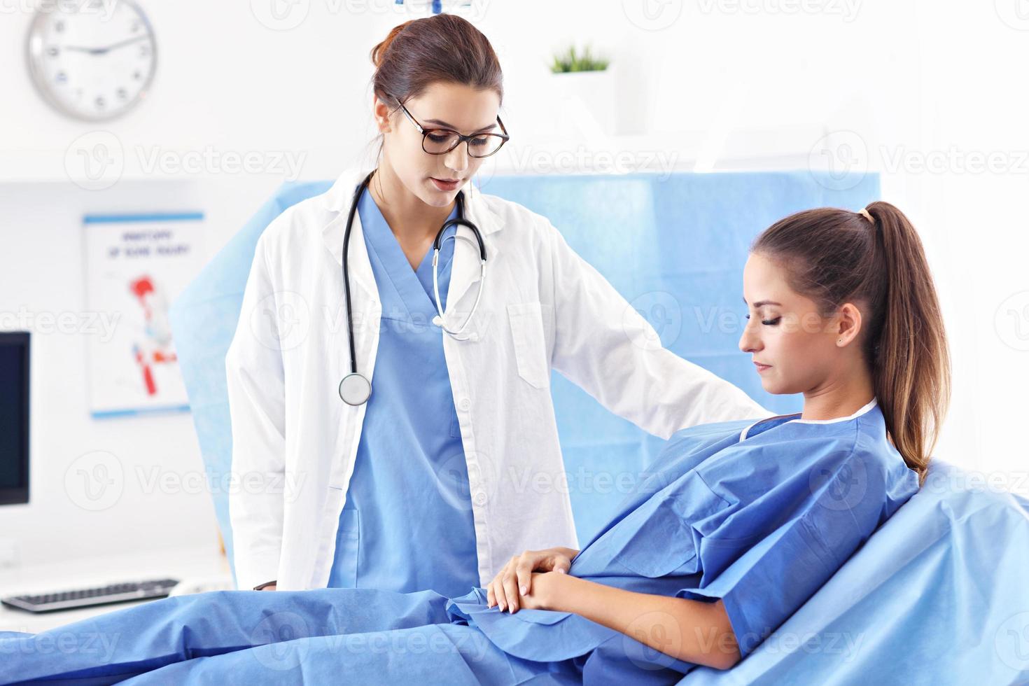 femme médecin prenant soin d'un patient à l'hôpital photo