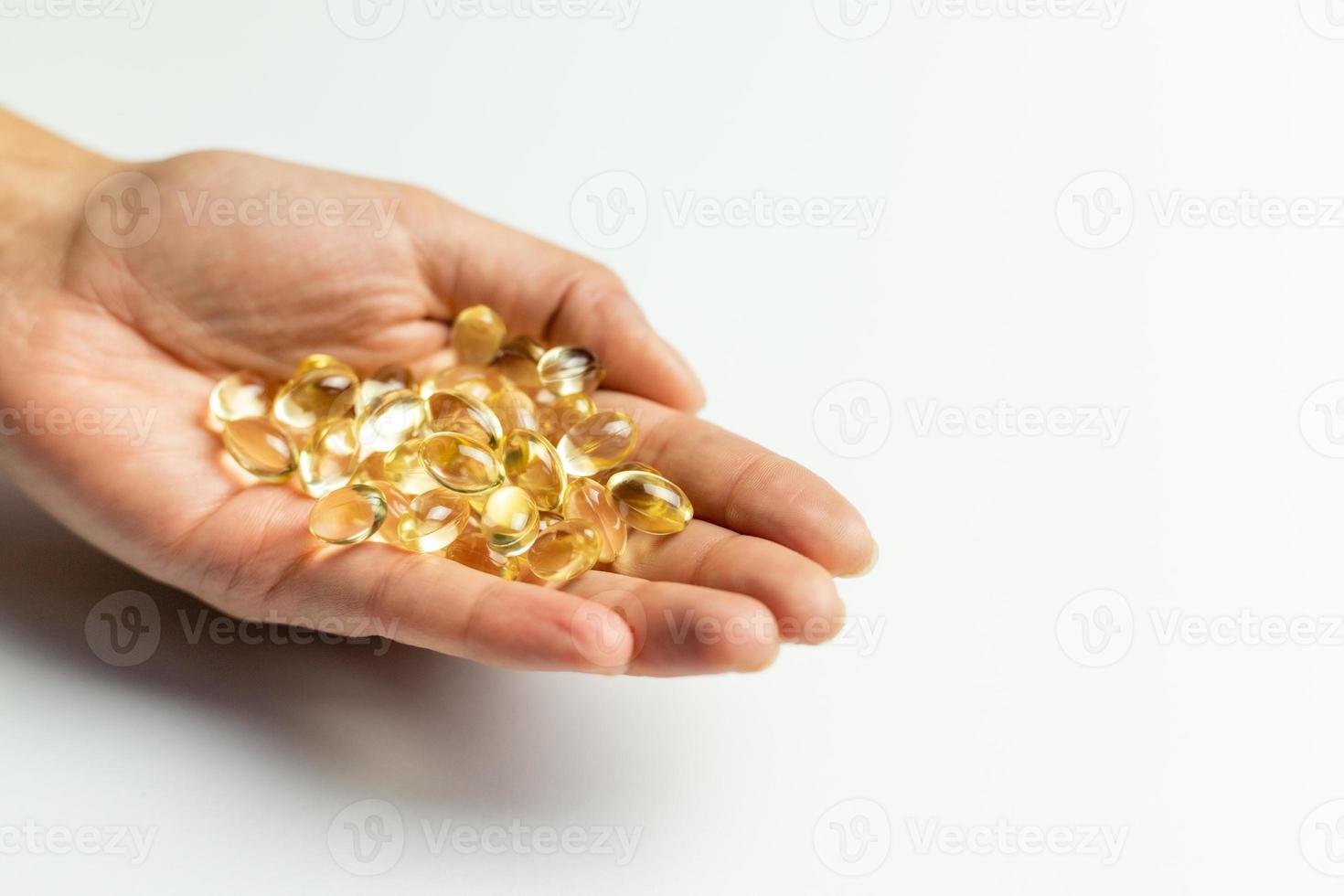 capsules de vitamine d3 sur les mains. fond blanc, espace pour le texte. photo