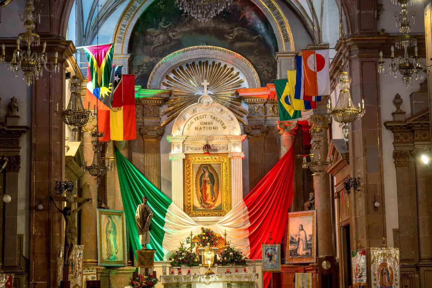 santiago de queretaro, queretaro, mexique - 09 novembre 2022 vierge de guadalupe à l'intérieur de l'église et sanctuaire de la congrégation photo