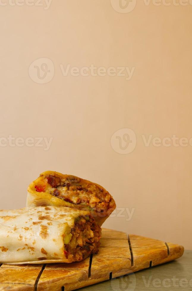 burrito mexicain pasteur avec viande et sauce piquante photo