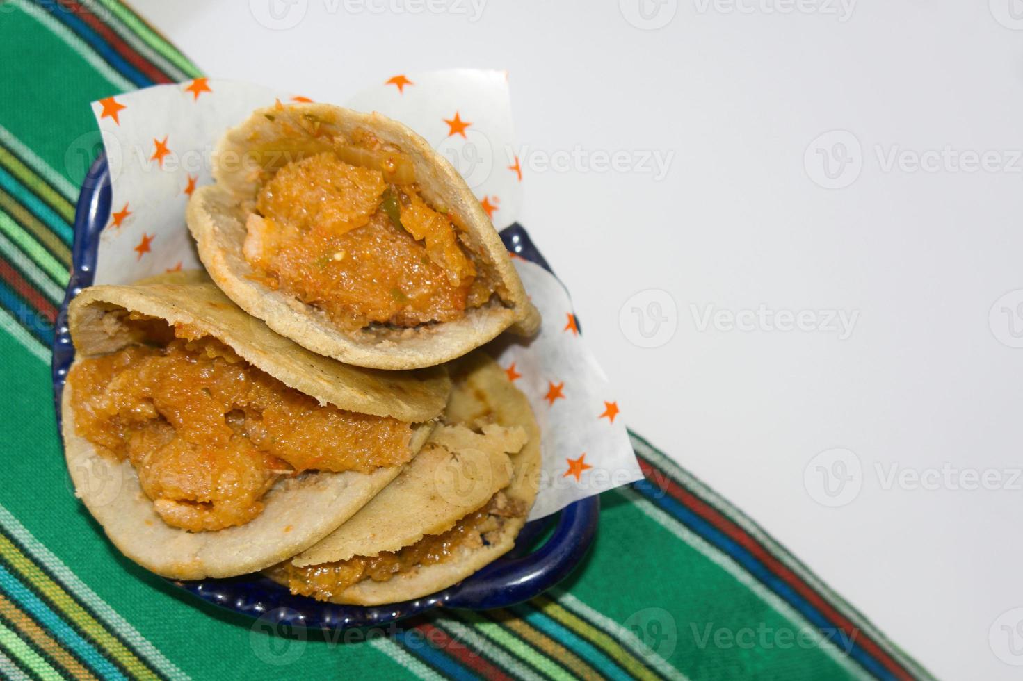 gorditas de migajas mexicaines avec couennes de porc et piment photo