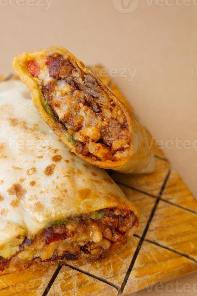 burrito mexicain pasteur avec viande et sauce piquante photo