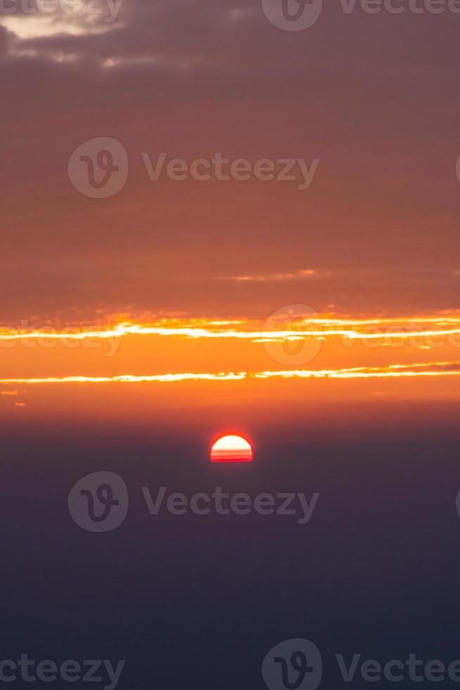 le soleil se lève de l'horizon photo