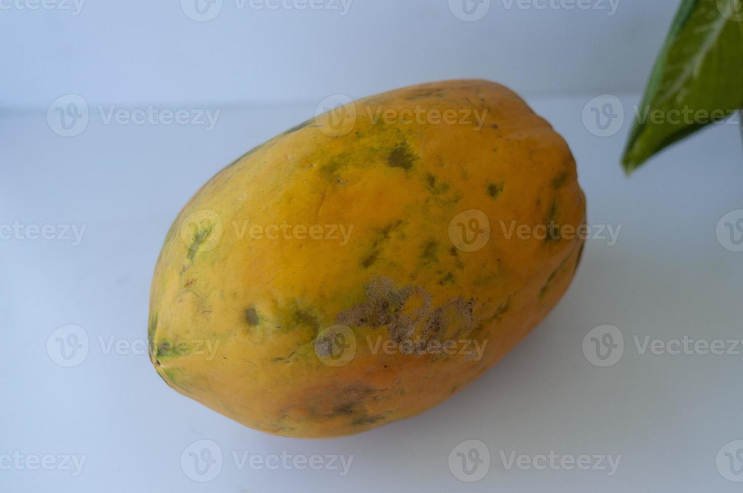 le portrait de fruits de papaye et fleur sur le fond. concept de vie saine photo