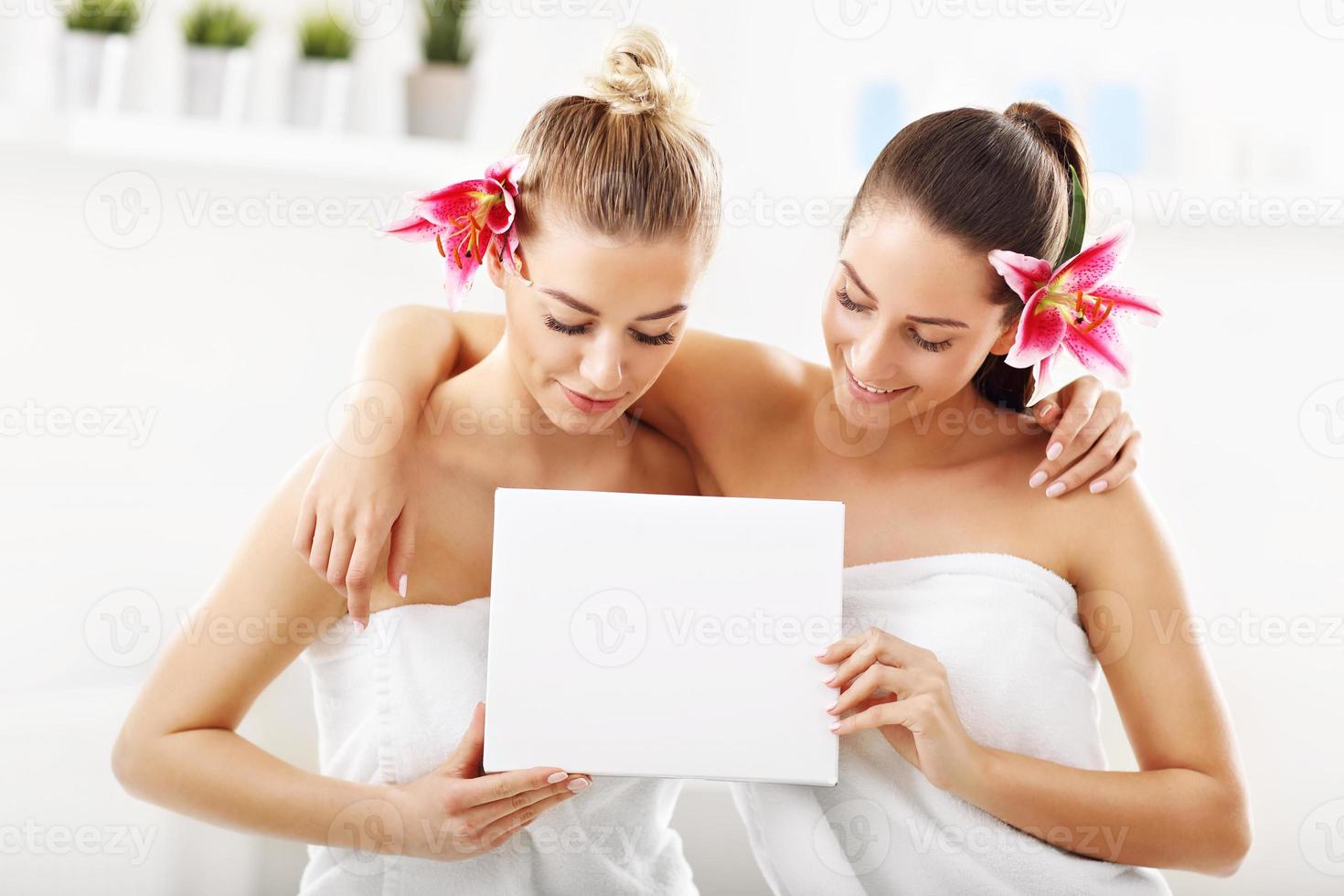 deux belles femmes au spa photo