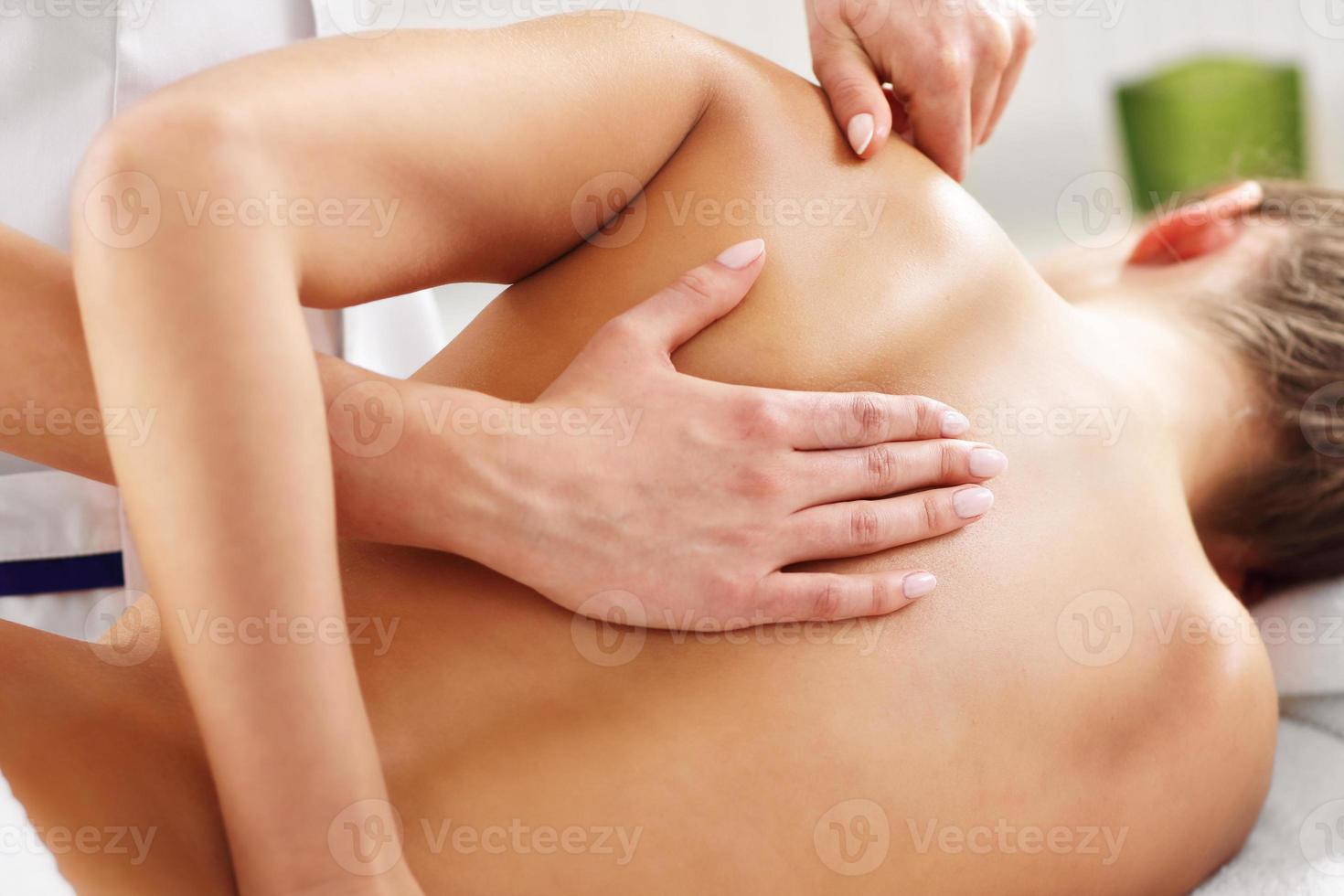 une photo de femme ayant une thérapie du dos