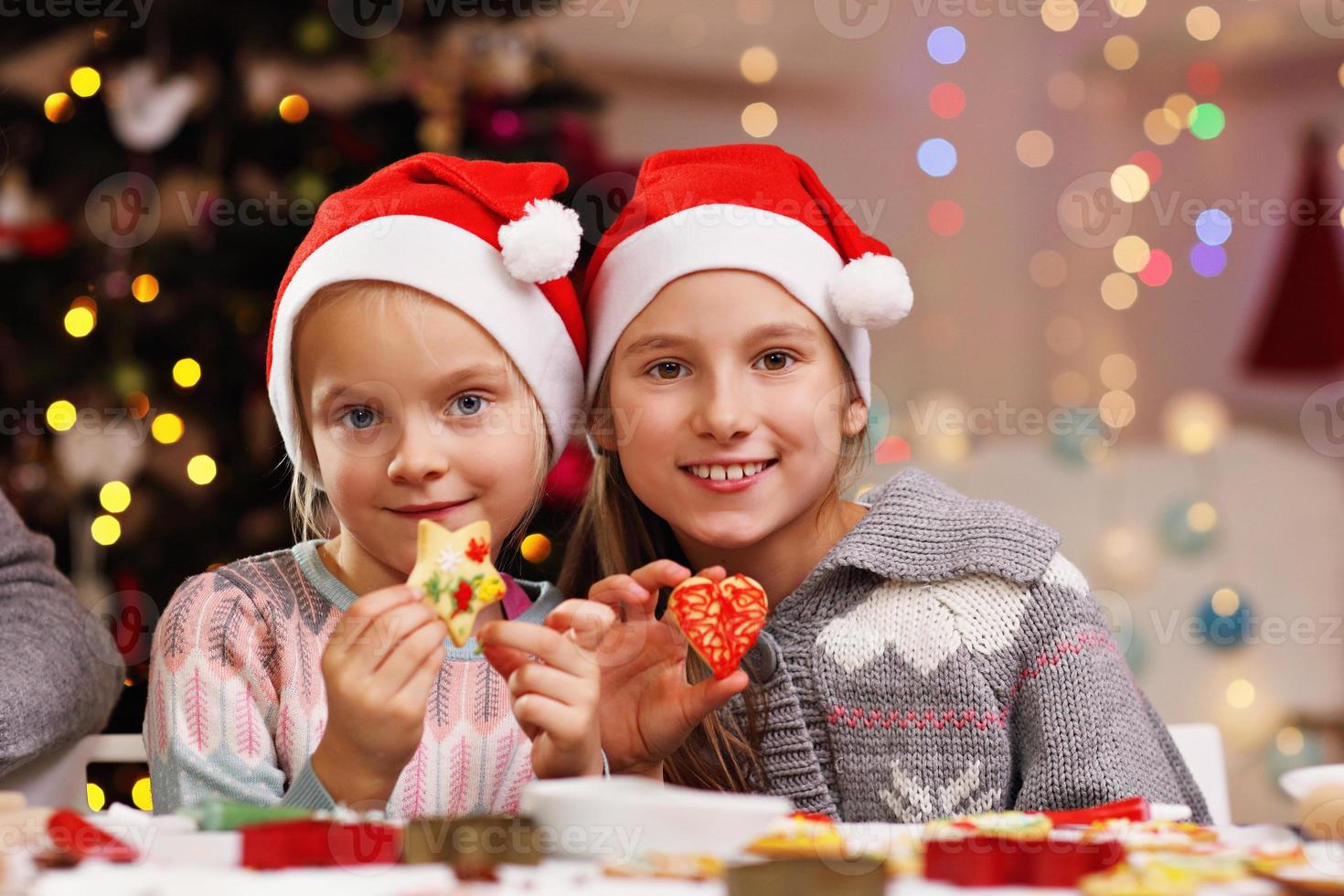 petites soeurs heureuses préparant des biscuits de noël photo