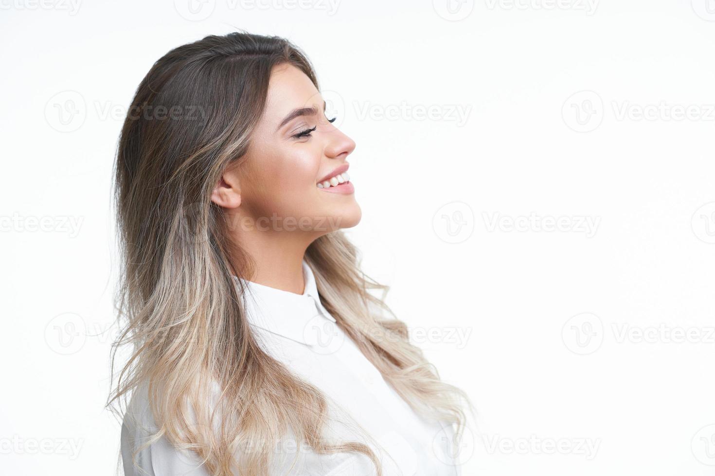 beau portrait de femme adulte. tourné en studio, isolé sur fond blanc photo