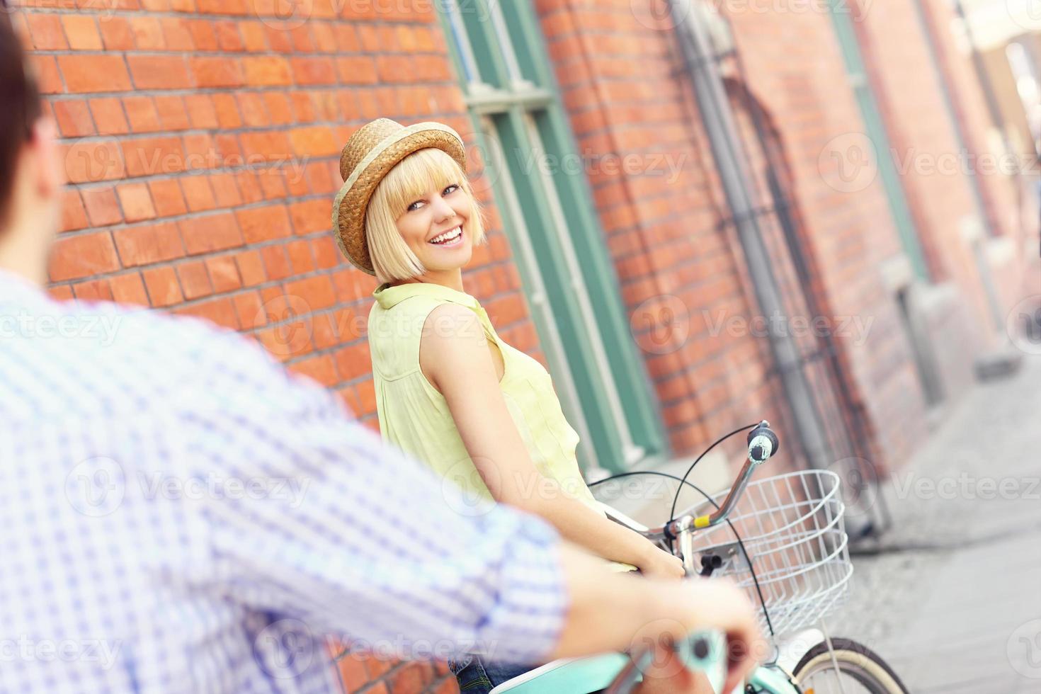 jeune femme à vélo avec son petit ami photo