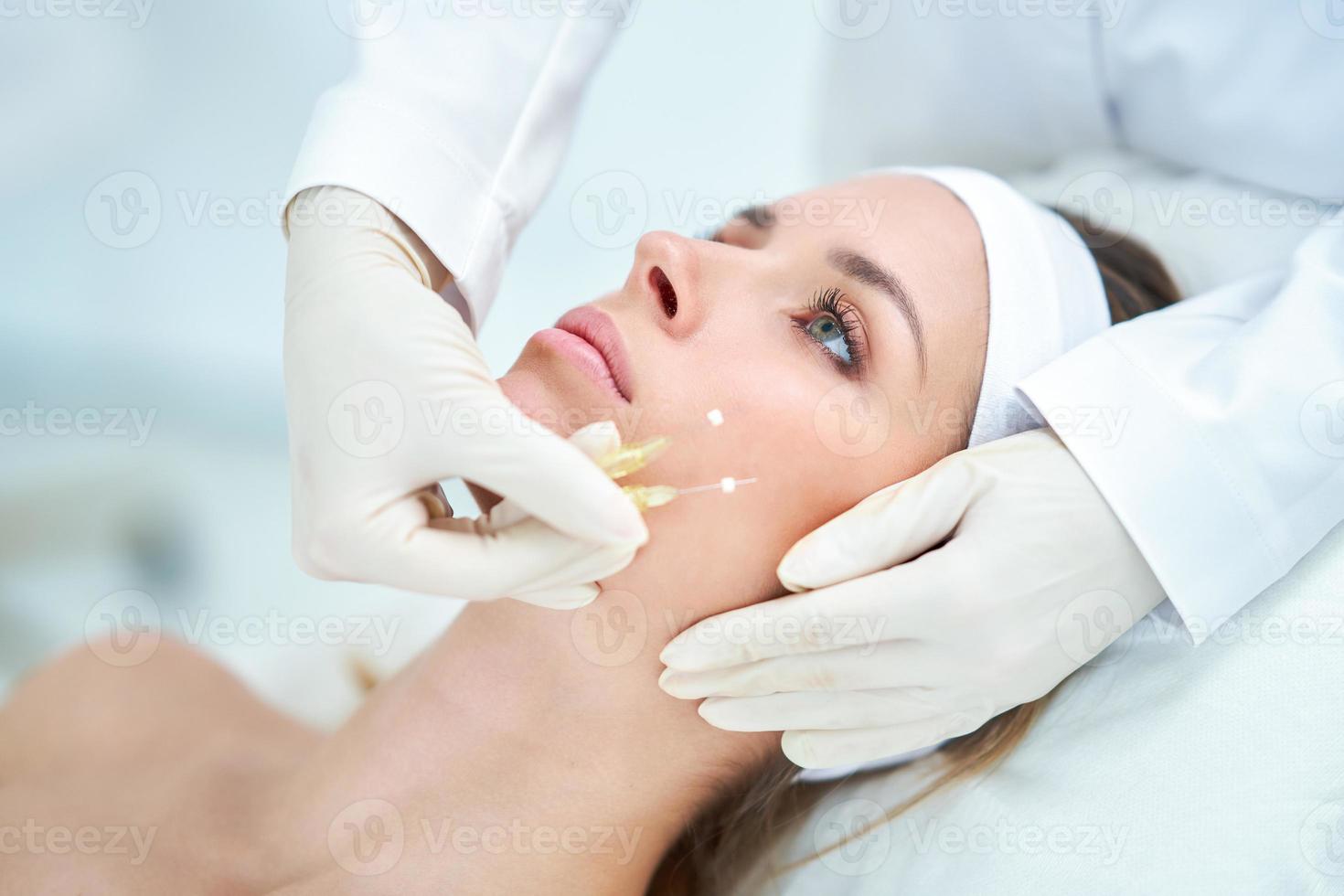 une scène de traitements de cosmétologie médicale injection de botox. photo