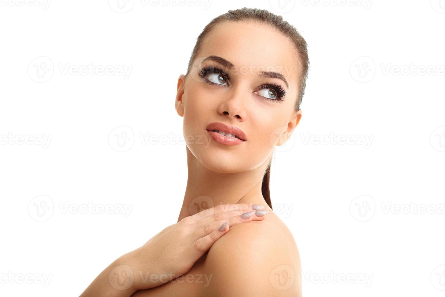 portrait de visage de femme isolé sur blanc avec une peau saine photo