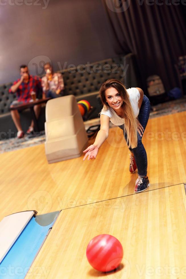 groupe d'amis jouant au bowling photo