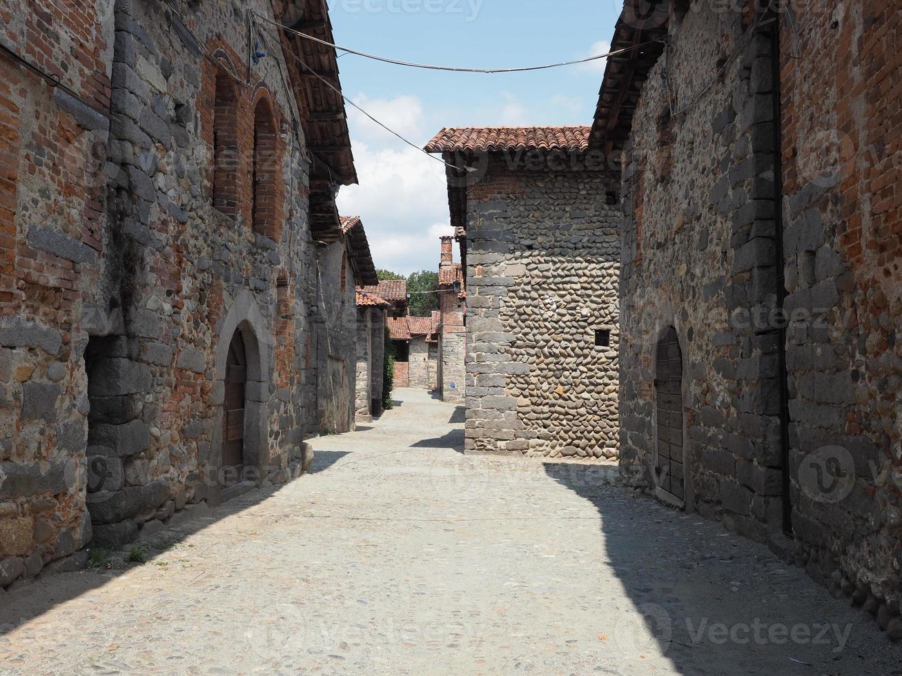 village médiéval de ricetto à candelo photo