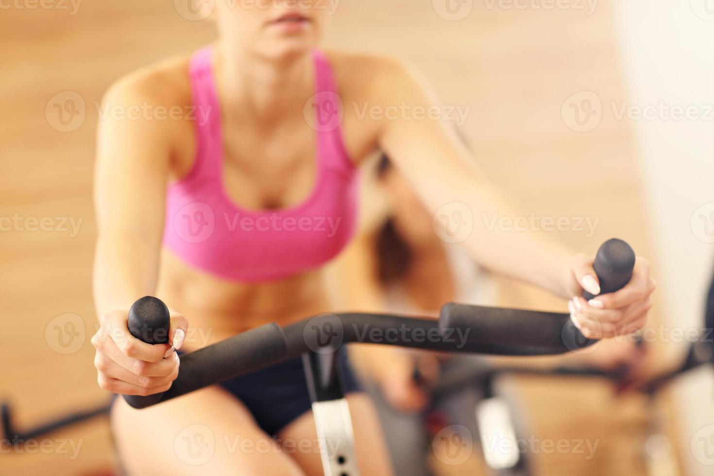 femmes sportives sur cours de spinning photo