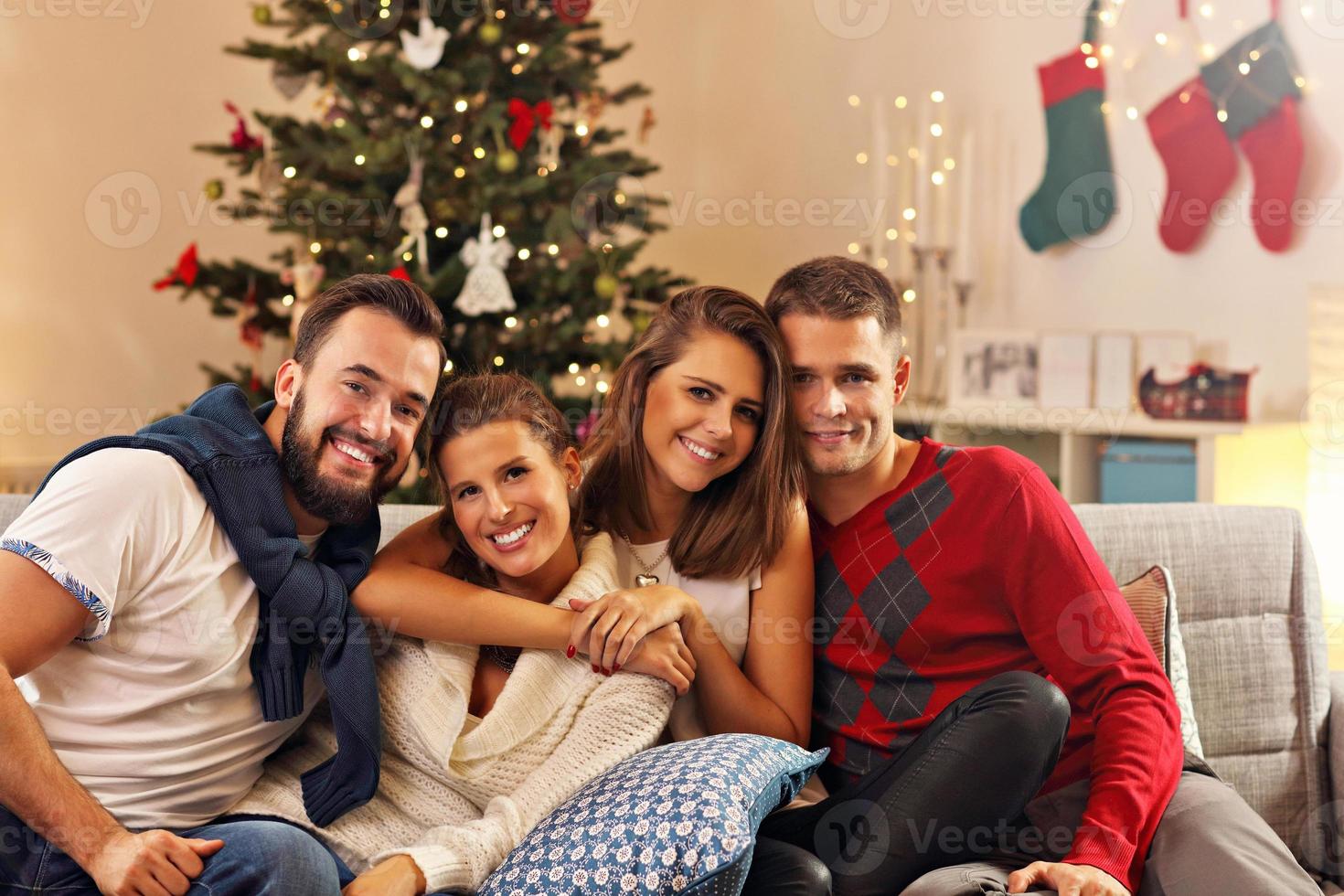 groupe d'amis célébrant noël photo