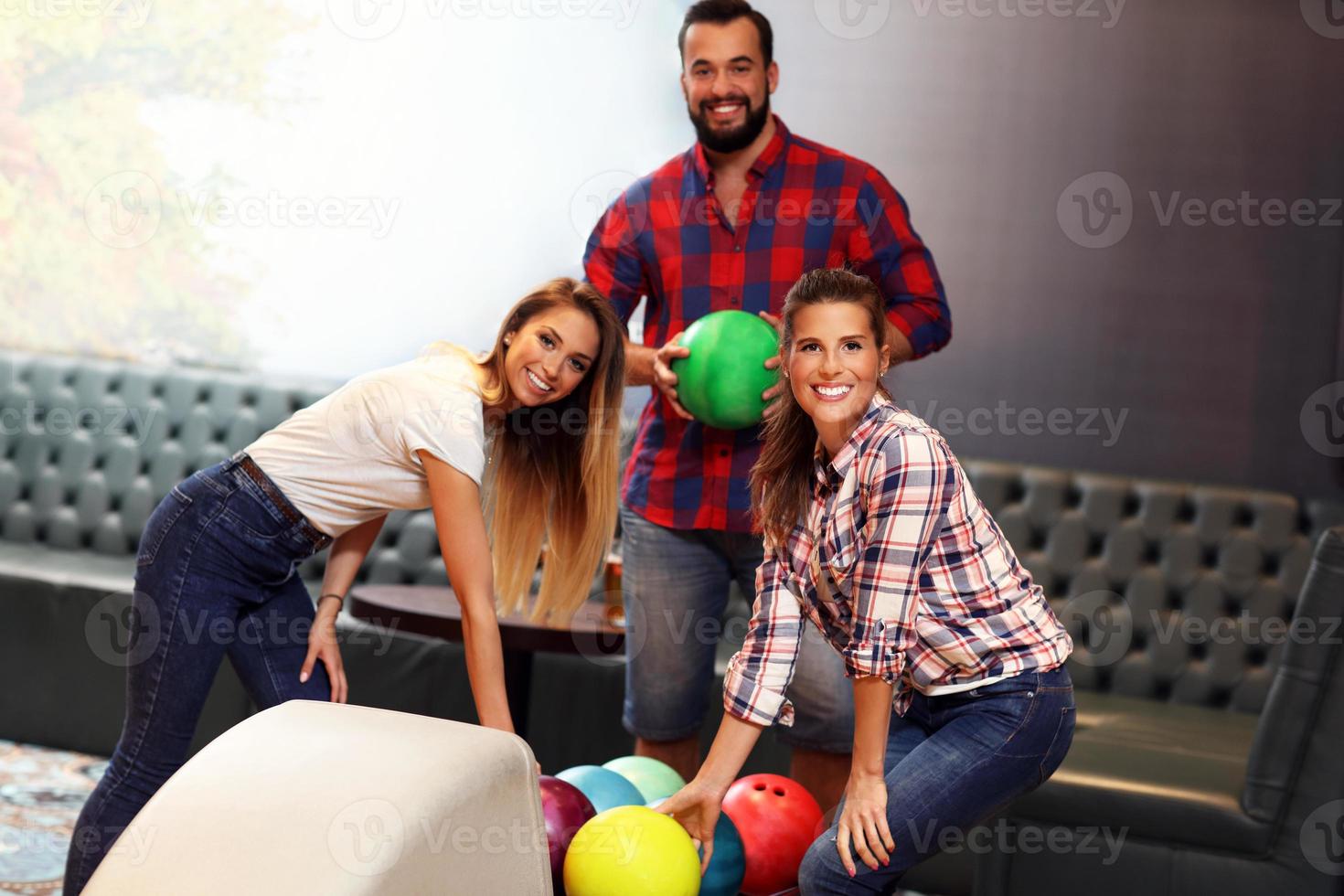 groupe d'amis jouant au bowling photo