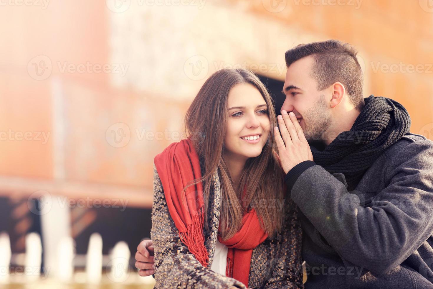 jeune couple chuchotant un jour d'automne photo