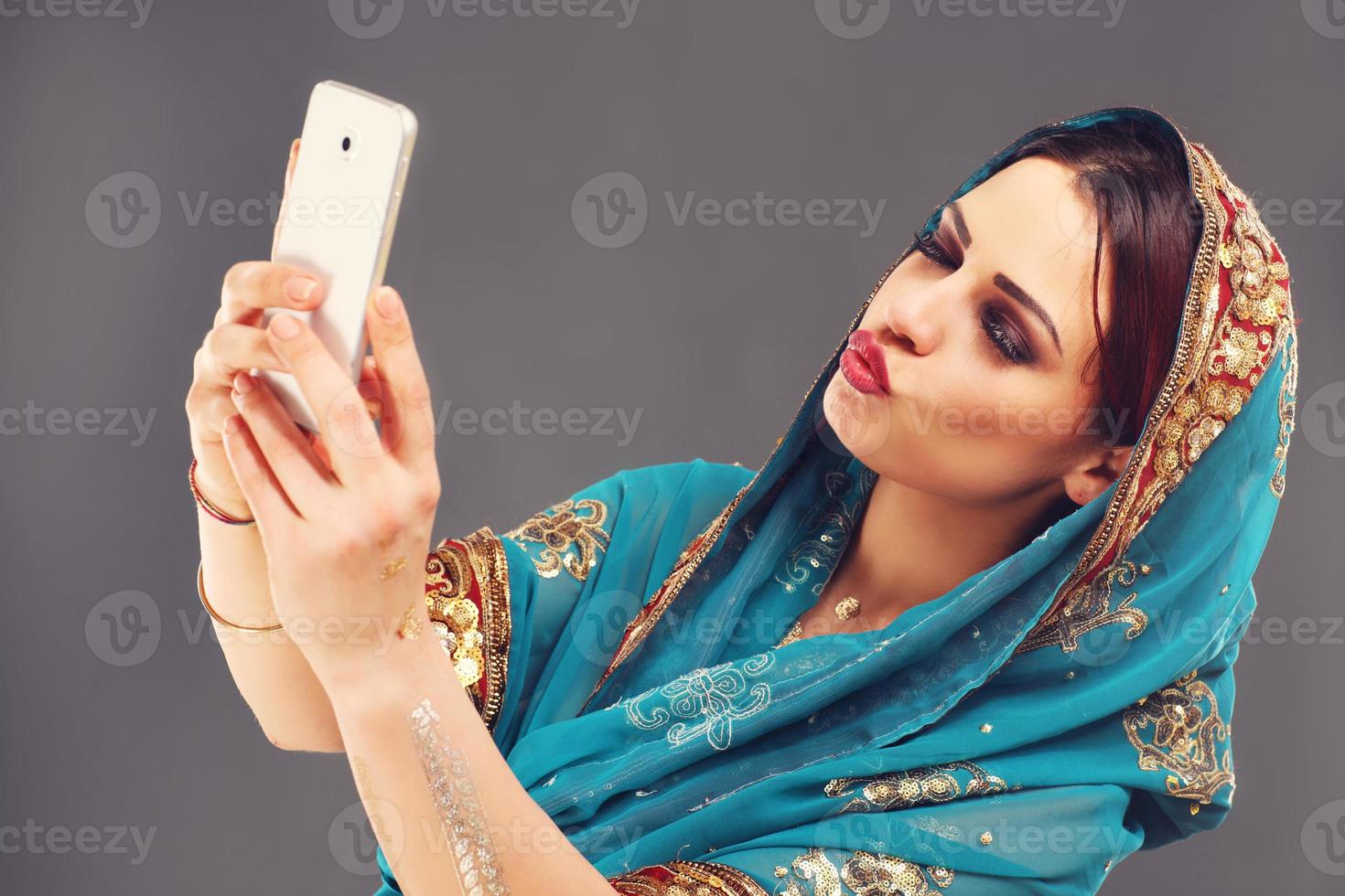 femme arabe utilisant un smartphone photo