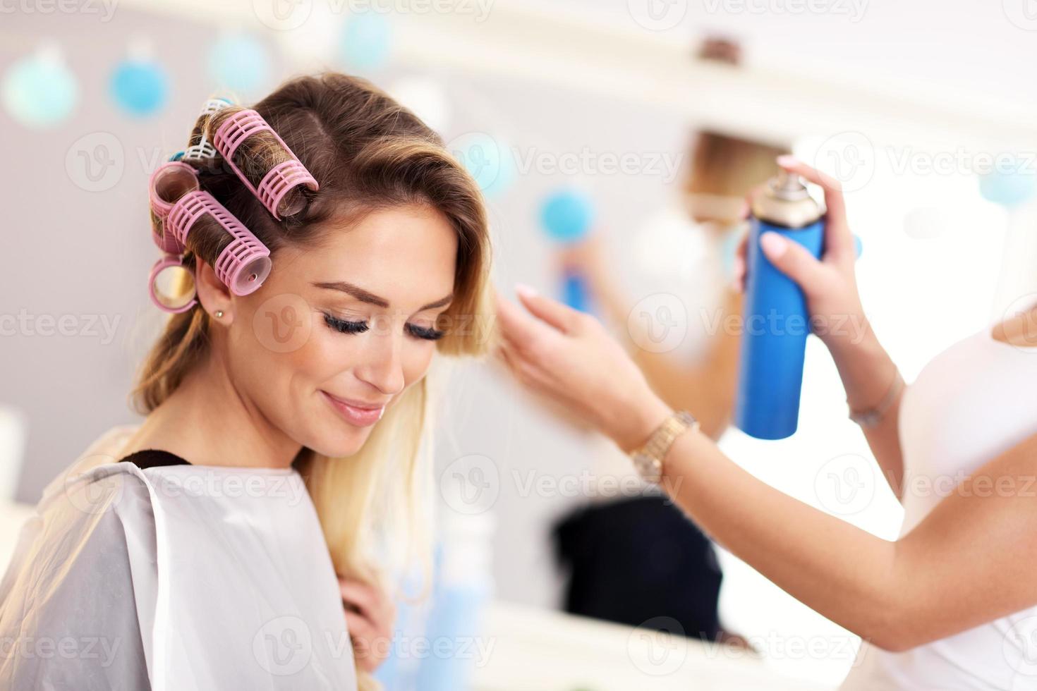 femme adulte au salon de coiffure photo