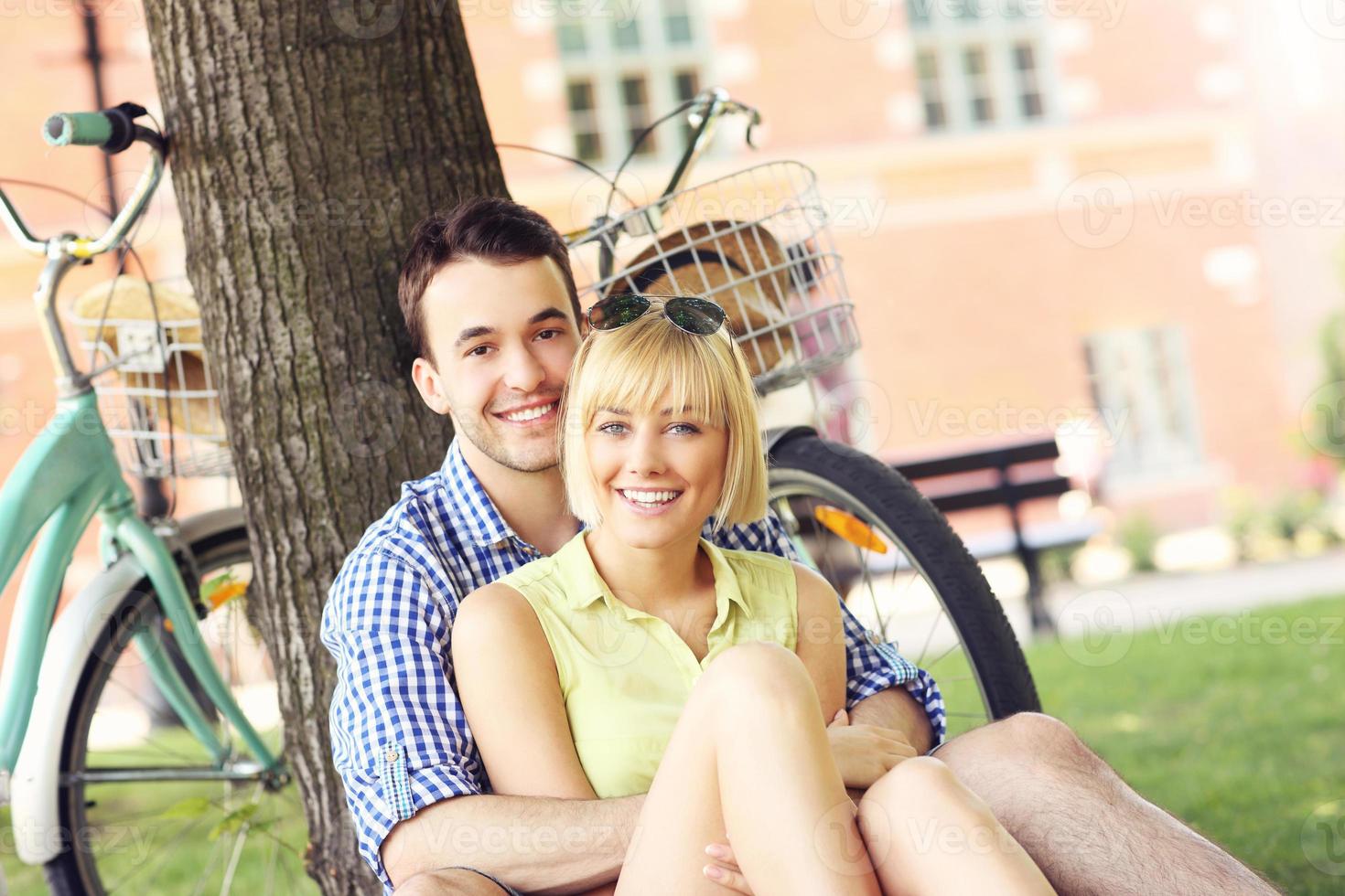 couple heureux se reposant dans le parc photo