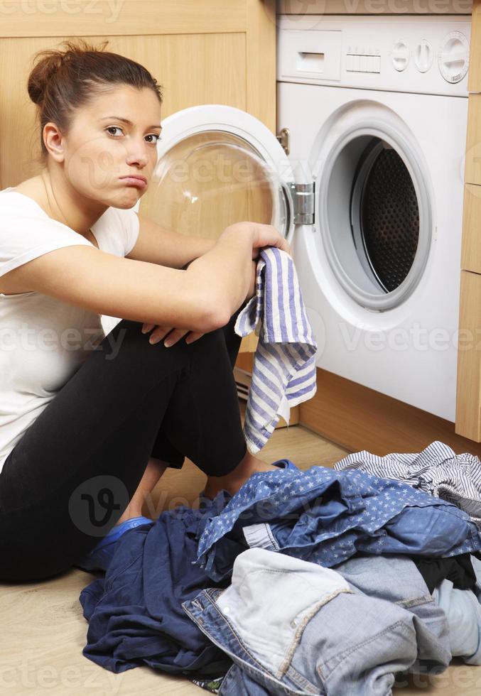 femme au foyer faisant la lessive photo