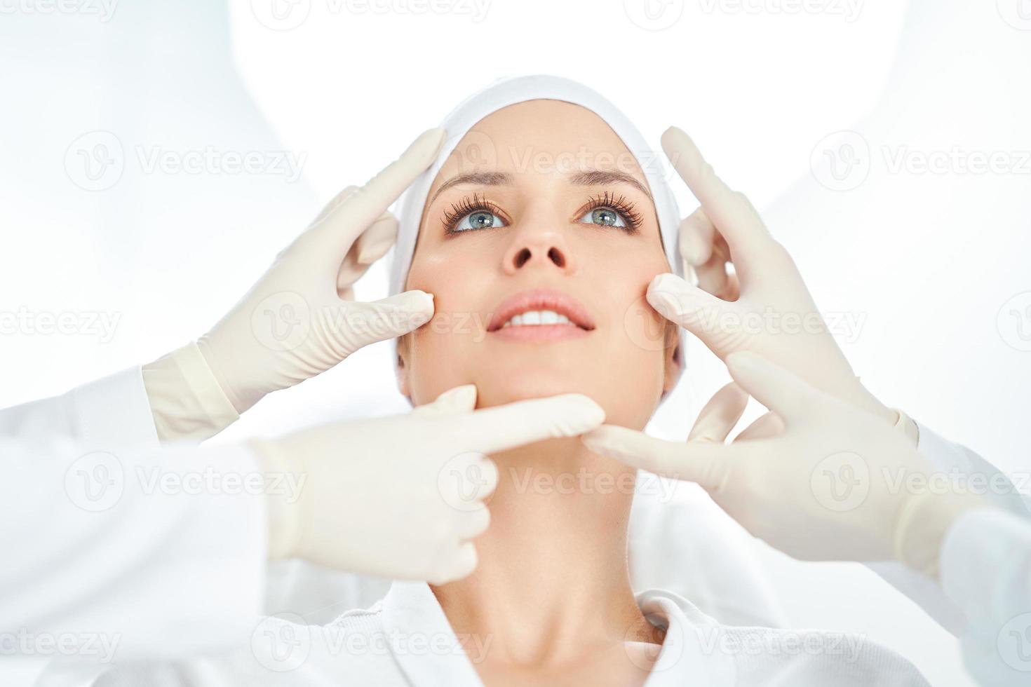 une scène de traitements de cosmétologie médicale injection de botox. photo