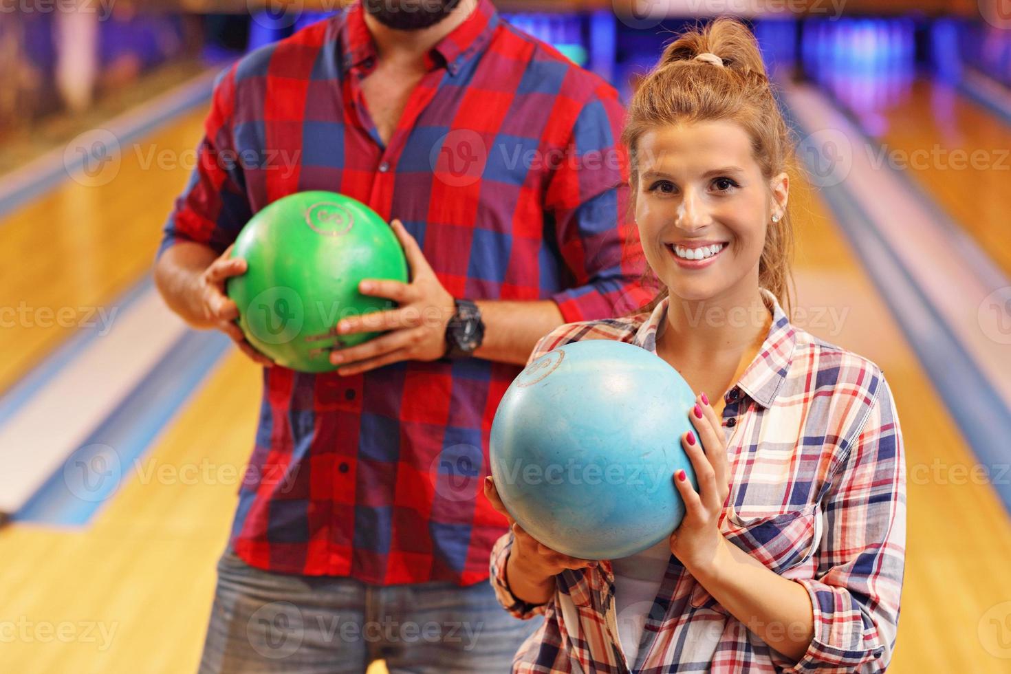 amis jouant au bowling photo