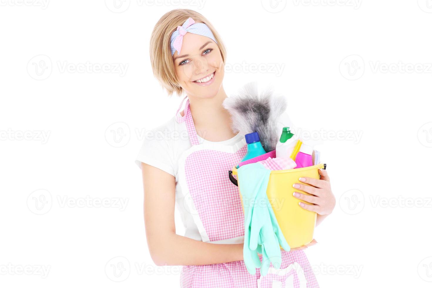 femme heureuse avec du matériel de nettoyage photo