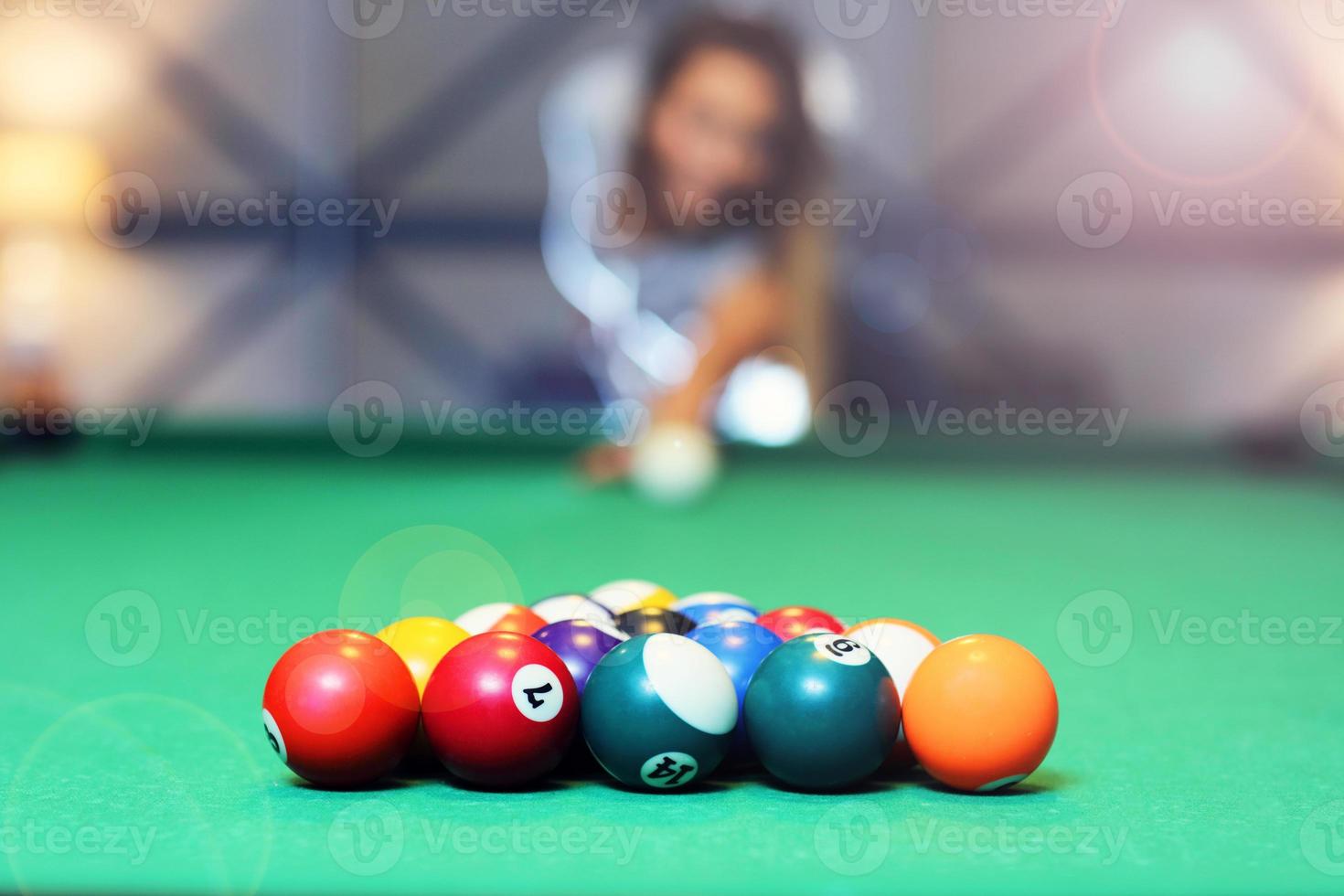 jolie femme jouant au billard photo