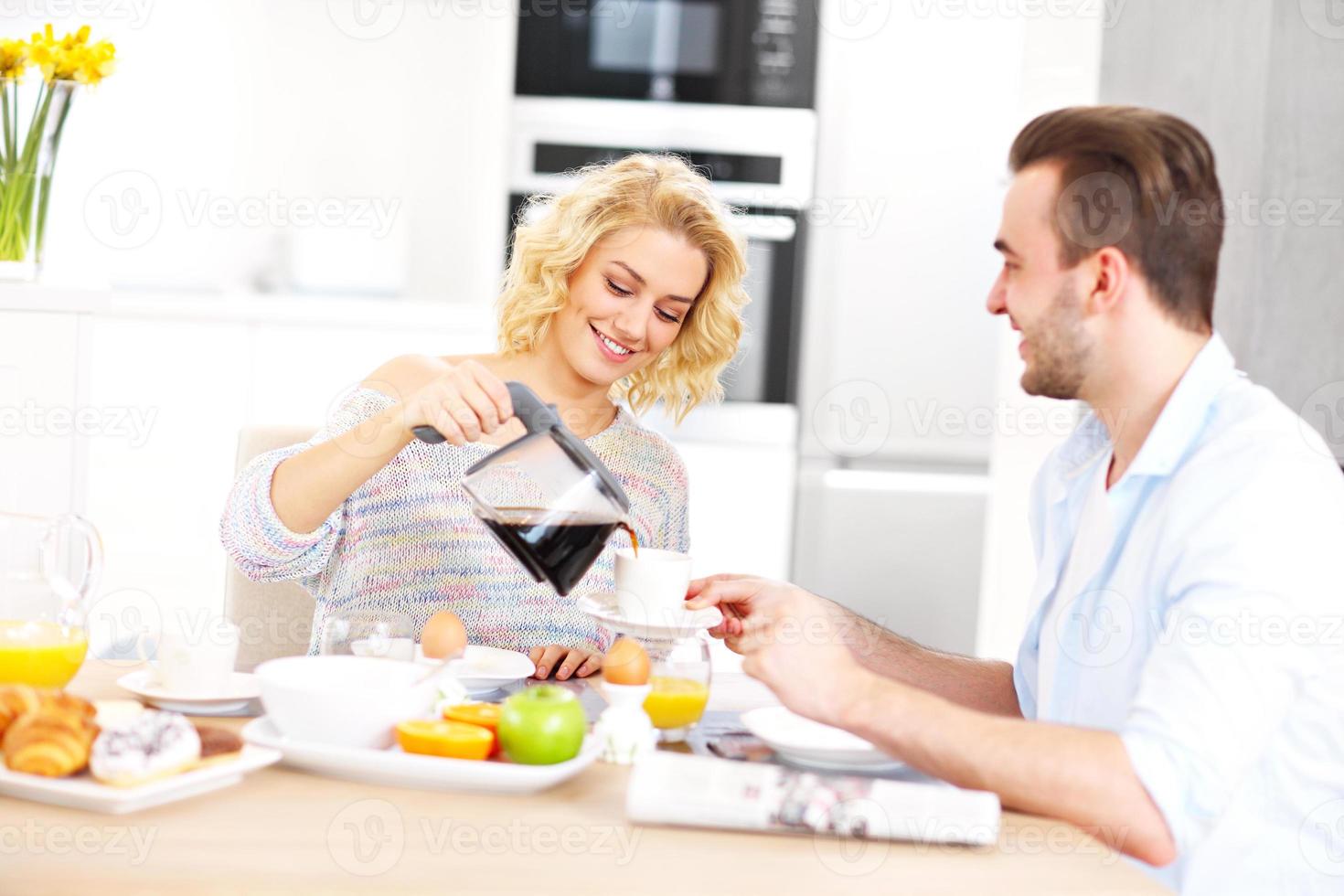couple heureux prenant son petit déjeuner photo