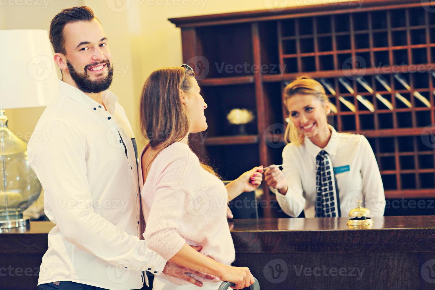 couple à la réception de l'hôtel photo