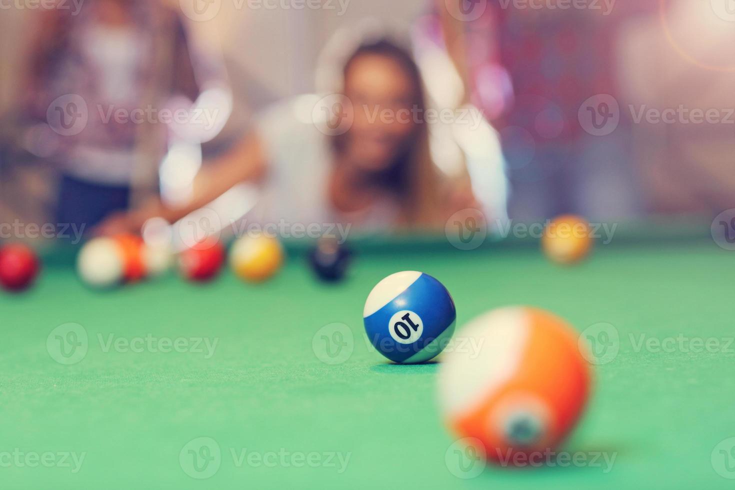 groupe d'amis jouant au billard photo