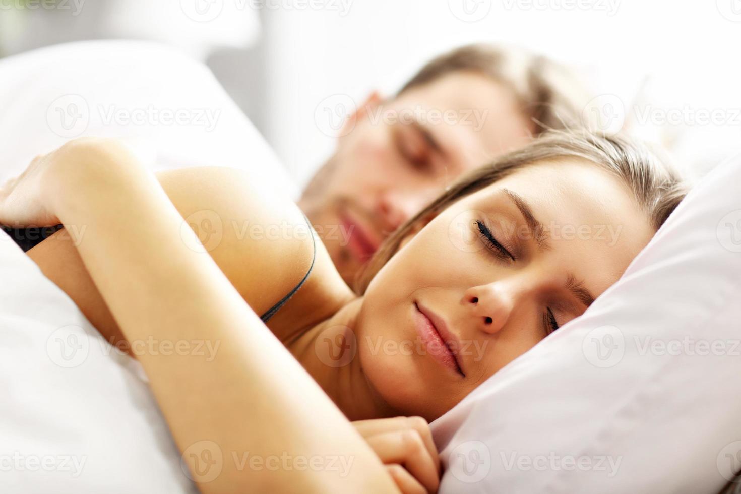 jeune couple, dormir, dans lit photo