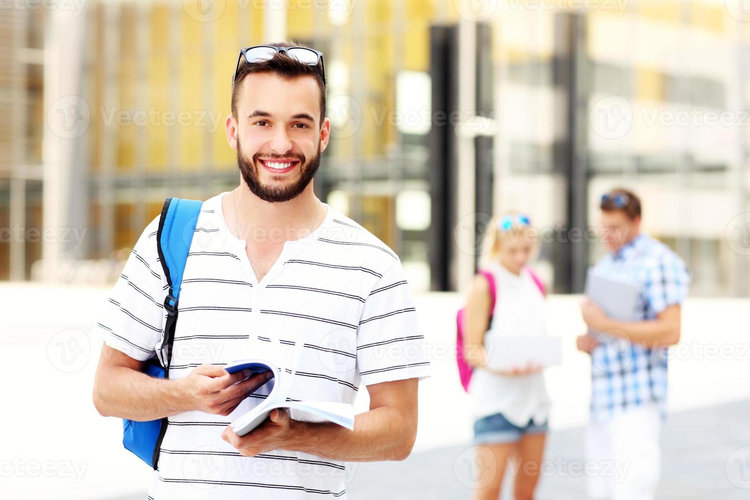 jeunes étudiants sur le campus photo