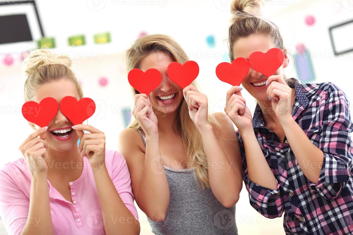 trois belles jeunes femmes se détendre à la maison photo