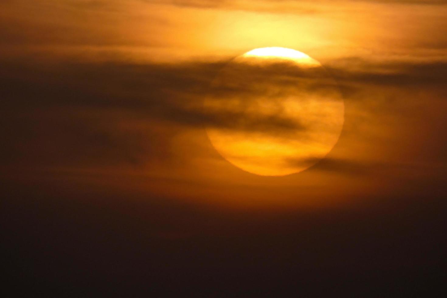 soleil le soleil, au coucher du soleil en fin de journée, indispensable à la vie de la planète photo