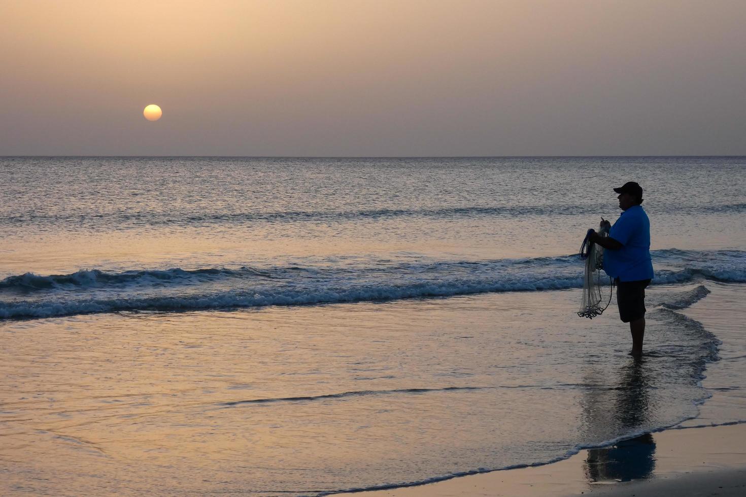 pêche au bord de la plage, pêche traditionnelle comme passe-temps photo