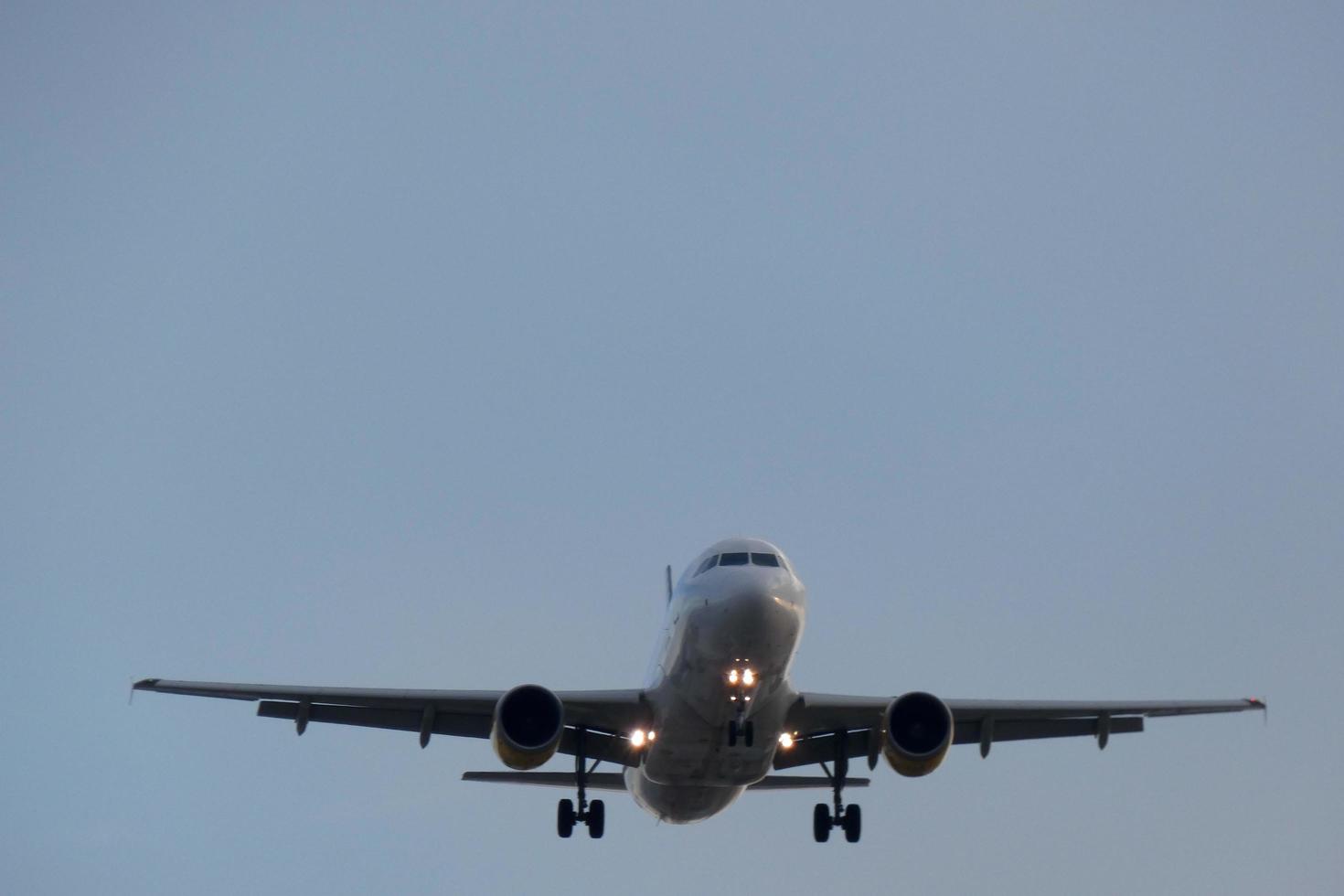 avion décollant ou atterrissant dans un aéroport photo